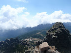Sommet. Vue sur le col de Bavella et punta di L'Agellu (Tour 1, pointe de l'oiseau).
