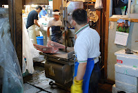 Tokyos Fischmarkt, die Thunfisch-Auktion. Hier wird der tiefgefrorene Fisch gleich zerschnitten. – 24-Jul-2009