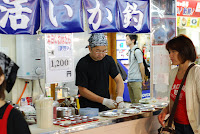 Hakodate, Fischmarkt, der frisch geangelte Tintenfisch wird zubereitet – 01-Aug-2009