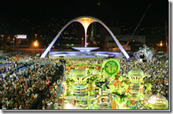 Vista superior da Marquês de Sapucaí durante o desfile de uma escola de samba