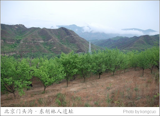 东胡林人遗址现在只剩下一块石碑和几阶黄土