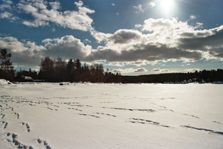 der see zugefroren eisangeln auf barsch und forelle haus pipi