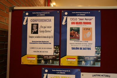 Cartel en el tablón de anuncios del Centro Municipal