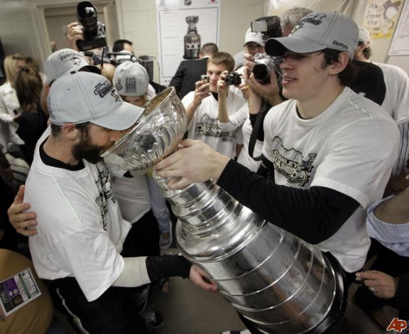 http://lh5.ggpht.com/_fw7iF68JR8k/TTDJCjHacHI/AAAAAAABiok/n2SG9crQ6bw/s576/maxime-talbot-evgeni-malkin-2009-6-13-1-24-8.jpg