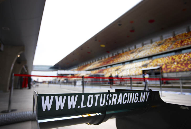 airasia-ensures-quick-travel-for-lotus-f1-team-19584_1.jpg