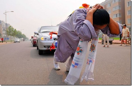 woman_dragged_six_cars1