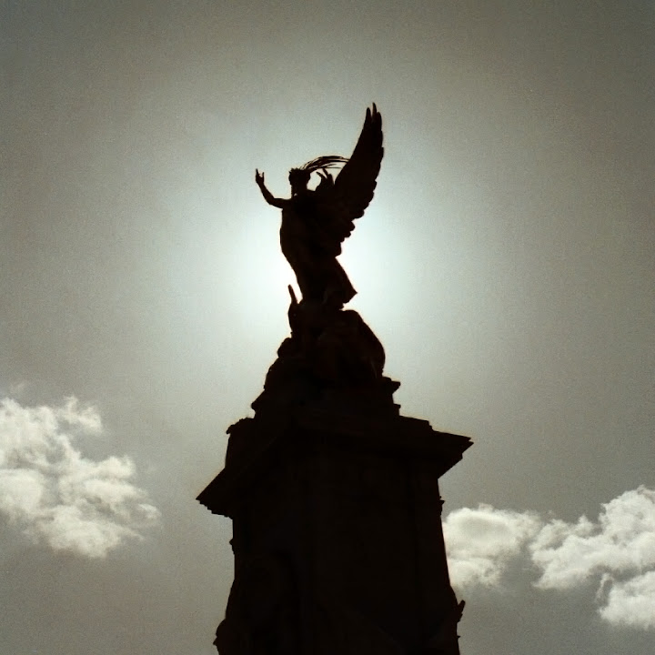 IMAGE: http://lh5.ggpht.com/_g85gYe0-b0s/TM33ODkbFII/AAAAAAAAAbI/lGO4e9pZJ20/s720/statue-cropped.jpg