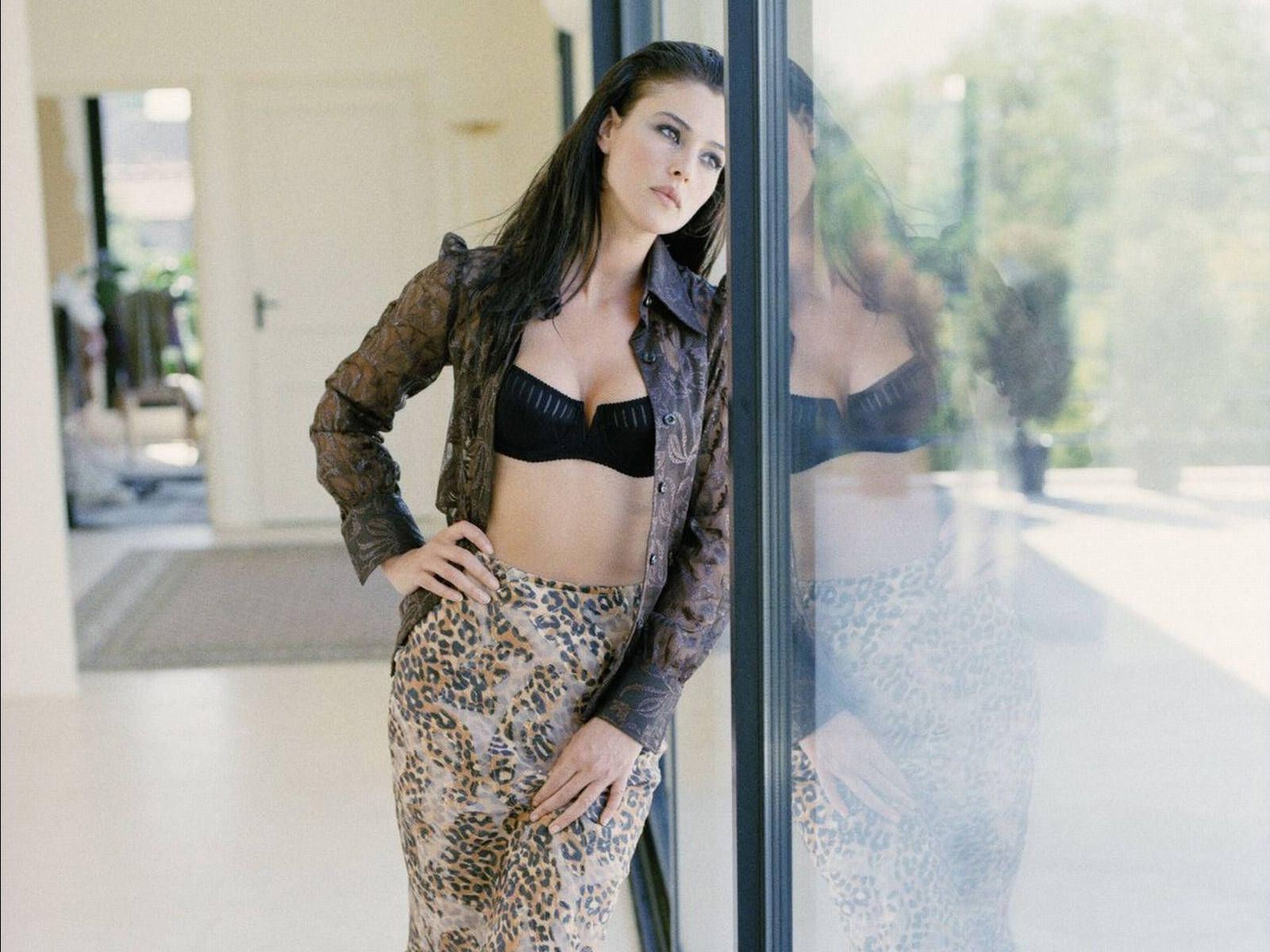 [Hot-and-Sexy-Monica-Bellucci-Wallpapers.jpg]