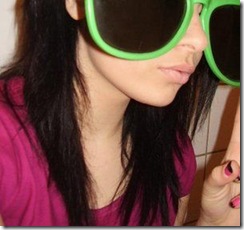 garota fake com oculos enormes garota fake com oculos enormes
