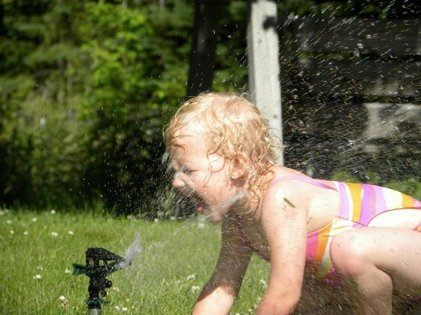 [nevaeh in sprinkler[5].jpg]