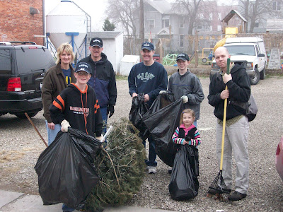 "Green Team" volunteers help clean up downtown Washington
