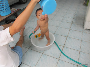 พู่กันเล่นน้ำกับพ่อ
