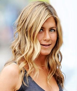 Jennifer Aniston Wavy Hairstyle