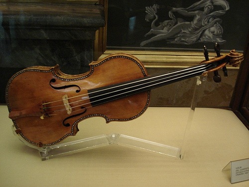 [stradivarius-violin060801[5].jpg]