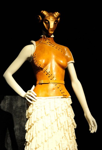Alexander McQueen Savage Beauty Costume Institute 99MZNSPUM7Ql
