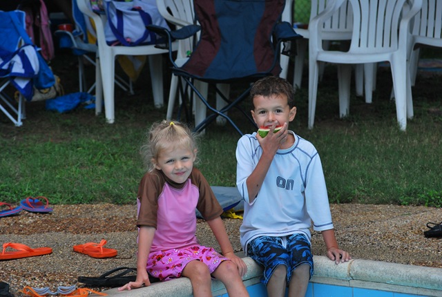 [Ed and Ag by the pool[2].jpg]