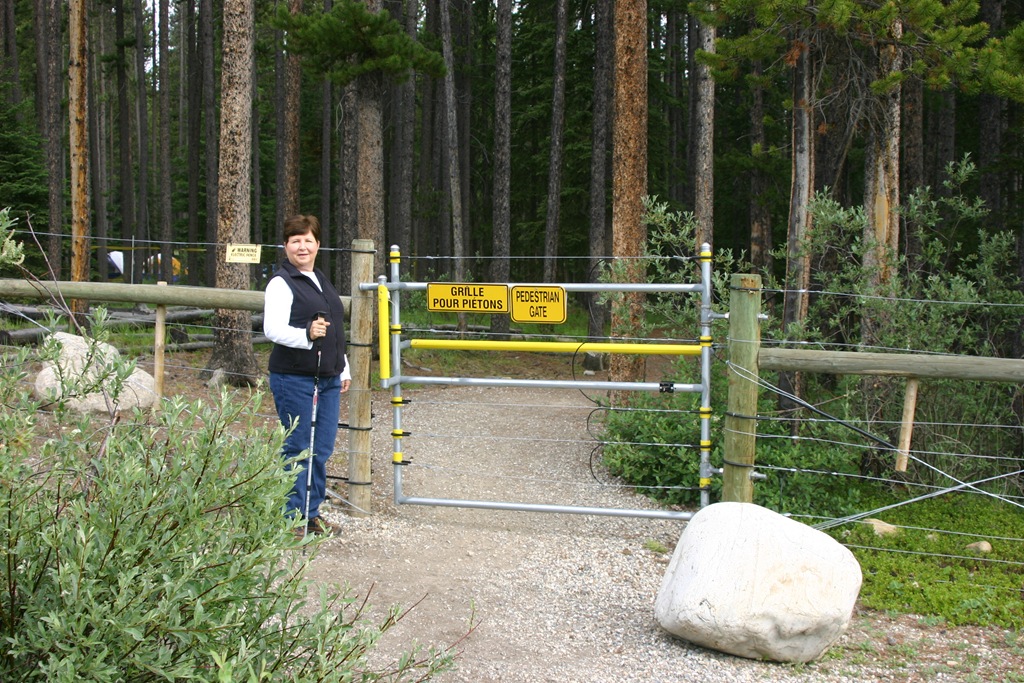 [AK09 Leg 7 Lake Louise 020[6].jpg]