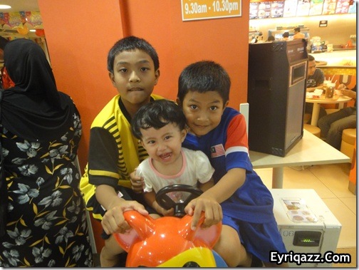 Alisya bersama Upin dan Ipin008