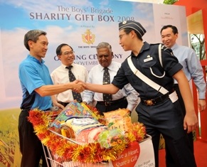 [BB receiving donation from NTUC FairPrice[6].jpg]