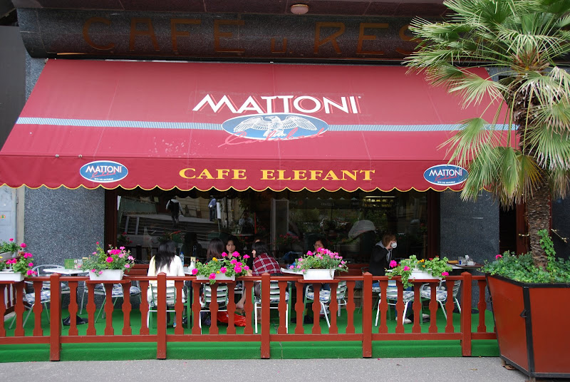 位於卡洛維瓦利街道上的大象咖啡。