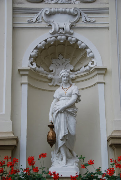 Grandhotel Pupp華麗的雕像。