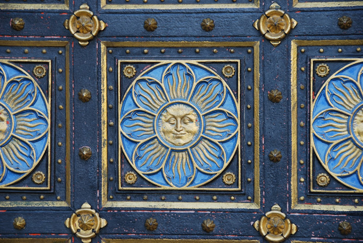 聖彼得和保羅教堂大門上的雕飾。