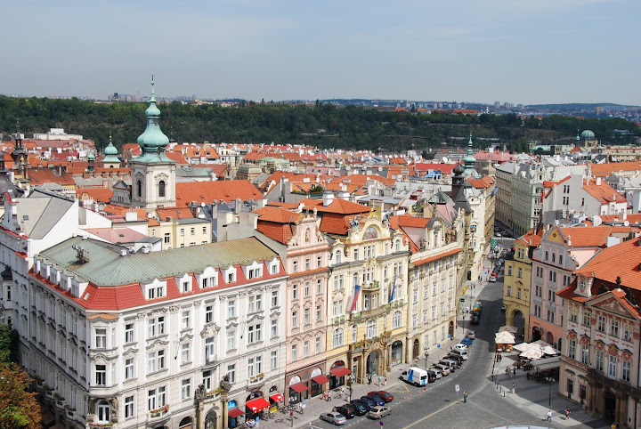 由鐘樓塔頂俯瞰舊城廣場的周圍。