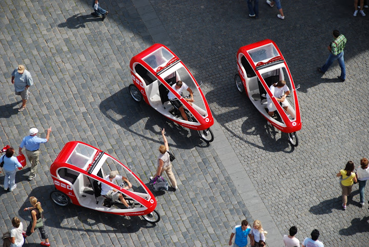 招輛人力車觀光布拉格廣場的遊客。