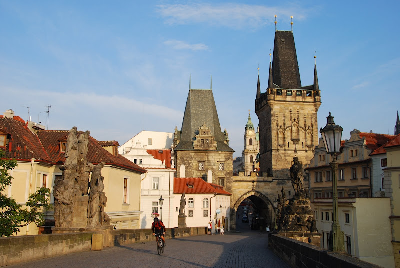 清晨，位於小城區橋塔附近的查理士大橋。