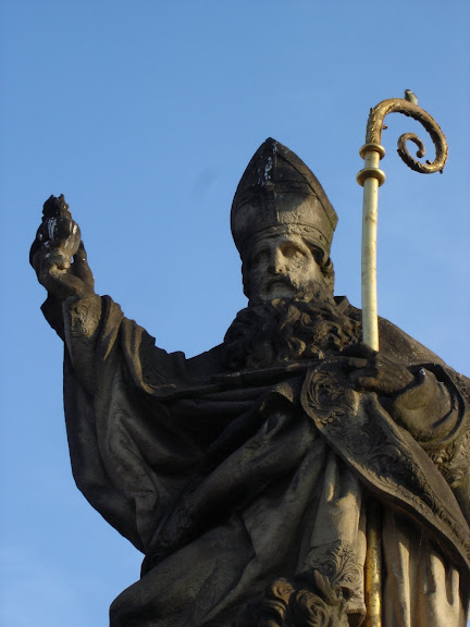 查理士大橋上的聖奧古斯丁雕像。