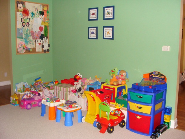 [January 2010 - Playroom before reorganizing (1)[6].jpg]