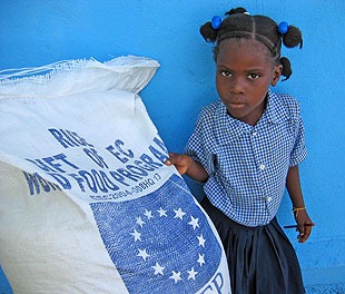 [haiti-school-feeding-6[6].jpg]