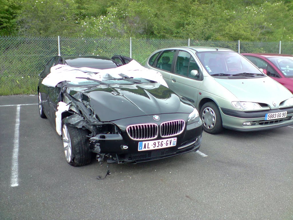 [2010-BMW-5-avaria.jpg]