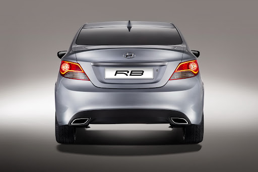 2011-Hyundai-Accent-02.jpg