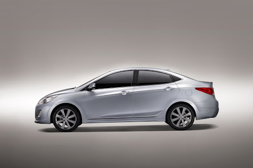 2011-Hyundai-Accent-05.jpg