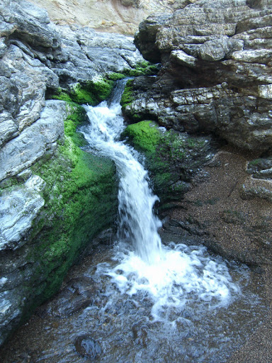 Small waterfall that flows under the arch