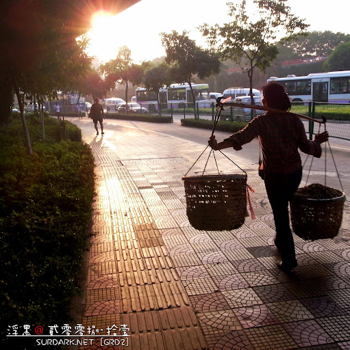 行走夕阳下.jpg