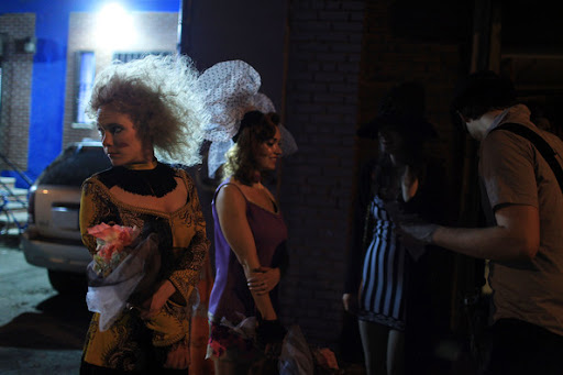 Runway%2BShow%2BCombines%2BMix%2BArt%2BFashion%2BaCA5yil8Lwjl New Faux Runway Show