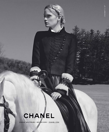 chanel fall winter 2009 2010 ad campaign3 Ad Campaigns   Fashion Houses Opted For B&W