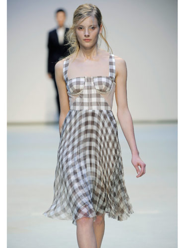 Best Outfits For Summer Parties christopher kane spring runway 0610 de Best Outfits For Summer Parties