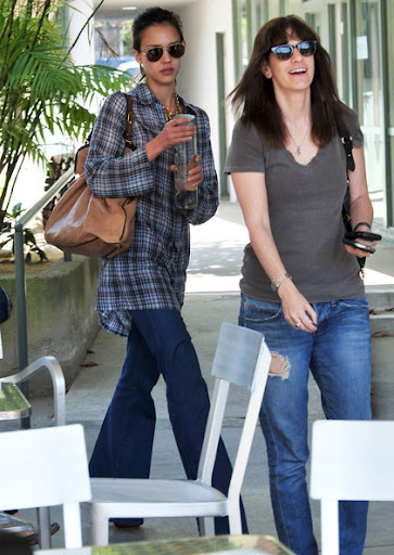Jessica%2BAlba%2BOut%2BIn%2BBrentwood%2Bq1KcNvS4Yewl Denim Fashion Trends 2010 11
