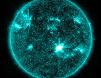 erupção solar registrada pelo satélite SDO