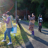 岡ノ段池の畔で冬の光を浴びる。 皆さん時間を惜しむかのように瞬間を切り取っていく