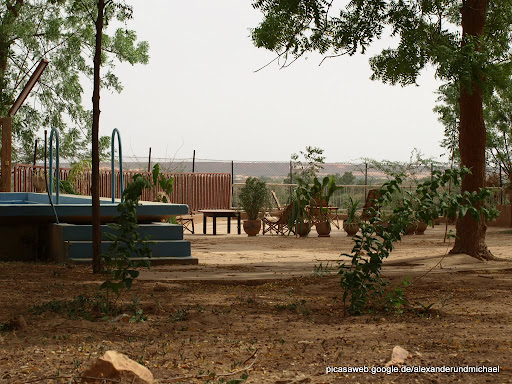 Die kleine, gemütliche Terrasse, oberhalb vom Niger mit einem wundervollen Blick über Flus, Land und...