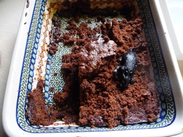 [someone got to the cake[6].jpg]