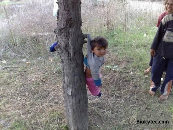 [pasados de lanza, bebe colgando de los calzones - www.Biokytec.com - bye.com - bye.jpg]
