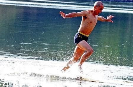 maestro de shorinji ha conseguido llegar a los 15 metros de longitud corriendo sobre agua - www.Biokytec.com maestro de shorinji ha conseguido llegar a los 15 metros de longitud corriendo sobre agua - www.Biokytec.com