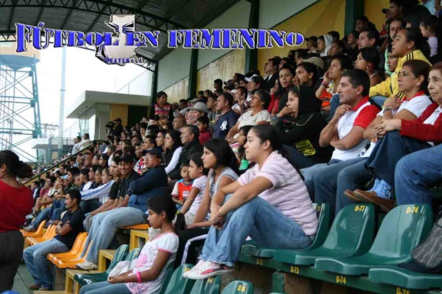 [publico guatemalteco apoyando al futbol femeniASDSl[2].jpg]