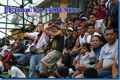 publico guatemalteco apoyando al futbol femenil