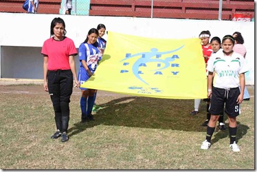 pabellon de juego limpio portado por jugadoras de ambos equipos